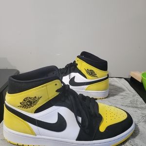 Jordan 1 mid yellow toe